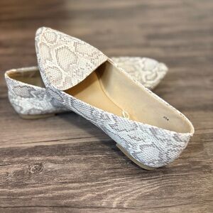 Jellypop Women's Beige Snakeskin Loafers